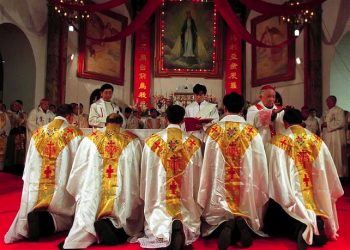 BEJ51 - 20000106 - BEIJING, CHINA : Five bishops go on their knees for a blessing during an ordination ceremony when they were installed by the head of the official Chinese Catholic Bishops College, Liu Yuanren at a church in central Beijing 06 January 2000, despite the Vatican registering disappointment at the move.  Officials from the ruling Communist Party were among 300 people who attended the service which lasted just over two hours. 
EPA PHOTO/AFP/XINHUA/-/re