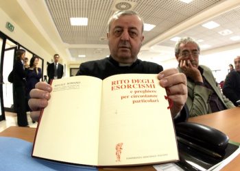 20051013 - ROMA - CRO - RELIGIONE: CORSO ESORCISTI, ATTENTI A SATANISMO FATTO IN CASA .  -'Corso di esorcismo e preghiera di liberazione ' oggi a Roma nell'ateneo pontificio ''Regina apostolorum''  .  CLAUDIO PERI /ANSA