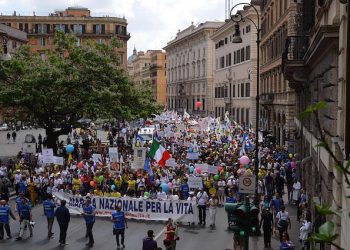 30 mila, secondo gli organizzatori, i partecipanti alla marcia nazionale per la Vita partita pochi minuti fa dal Colosseo. A prenderne parte istituti religiosi, parrocchie e associazioni laicali pro-life, Roma, 12 maggio 2013. Ben visibile in mezzo al corteo anche una croce con dei finti feti appesi. ANSA/UFFICIO STAMPA MARCIA PER LA VITA