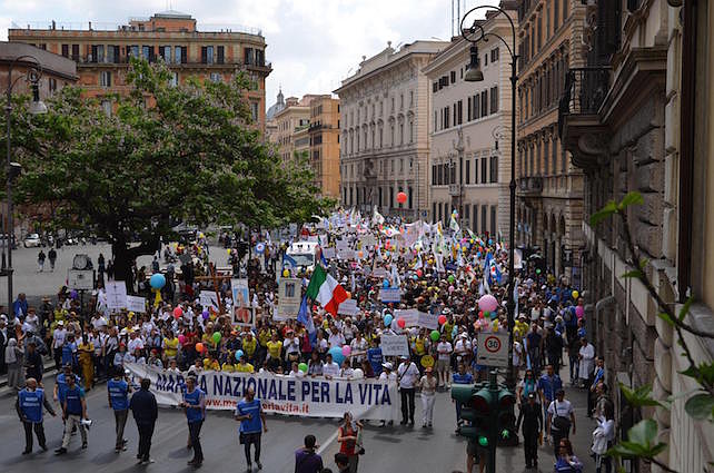 30 mila, secondo gli organizzatori, i partecipanti alla marcia nazionale per la Vita partita pochi minuti fa dal Colosseo. A prenderne parte istituti religiosi, parrocchie e associazioni laicali pro-life, Roma, 12 maggio 2013. Ben visibile in mezzo al corteo anche una croce con dei finti feti appesi. ANSA/UFFICIO STAMPA MARCIA PER LA VITA