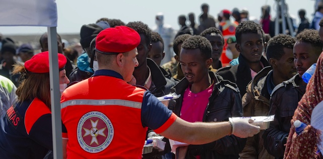 I soldi dei migranti che don Vincenzo Federico, direttore della Caritas, si sarebbe intascato? «Tutto falso»