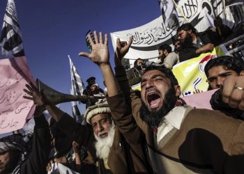 epa04562964 Supporters of banned Islamic charity Jamat-ud-Dawa protest controversial French magazine Charlie Hebdo's decision to publish a depiction of the Prophet Mohammed, in Peshawar,, Pakistan, 16 January 2015. According to local reports the Pakistani authorities have deployed thousands of police and paramilitary troops across the country as right-wing parties and Islamic groups called for protests following Friday prayers against the controversial French magazine Charlie Hebdo which published a depiction of the Prophet Mohammad, widely considered to be blasphemy by many Muslims.  EPA/ARSHAD ARBAB