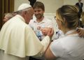 Papa Francesco nell'Aula Paolo VI per l'udienza alle Acli, nel 70/mo anniversario della fondazione, Citta' del Vaticano, 23 maggio 2015. 
ANSA/ OSSERVATORE ROMANO 
++HO - NO SALES EDITORIAL USE ONLY++
