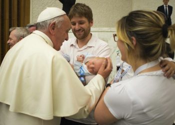 Papa Francesco nell'Aula Paolo VI per l'udienza alle Acli, nel 70/mo anniversario della fondazione, Citta' del Vaticano, 23 maggio 2015. 
ANSA/ OSSERVATORE ROMANO 
++HO - NO SALES EDITORIAL USE ONLY++