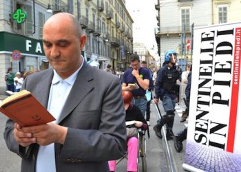 La protesta degli antagonisti durante il ritrovo in centro a Torino "sentinelle in piedi" per sostenere la famiglia, difendere il matrimonio tra uomo e donna, Torino, 23 Maggio 2015 ANSA/ALESSANDRO DI MARCO