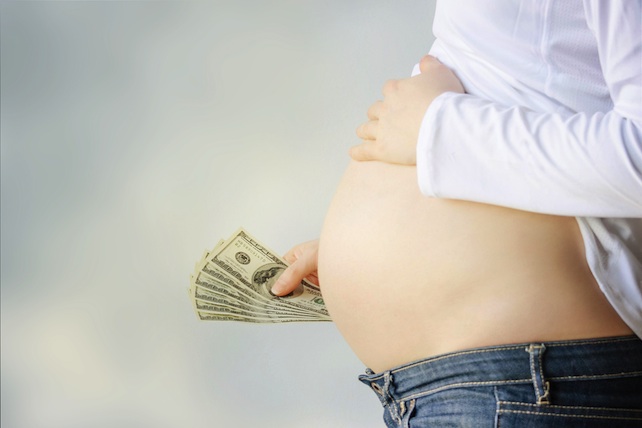 Francia, tre coppie violano la legge andando all’estero per l’utero in affitto. Condannati? No, rimborsati