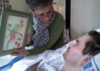 epa04277641 A photograph made available on 24 June 2014 showing tetraplegic Vincent Lambert (R) and his mother, (not named) at the hospital, in Reims, France on 25 July 2013. France's top administrative court, The Conseil dEtat, ruled on 24 June 2014 that doctors should switch off the machines prolonging the life of Vincent Lambert, the 39-year-old fireman who was left in a vegetative state by a motorcycle accident five years ago.  EPA/PHOTOPQR/L'UNION DE REIMS FRANCE OUT