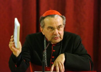 Il cardinale di Bologna Carlo Caffarra in una foto d'archivio. NUCCI/BENVENUTI - ANSA