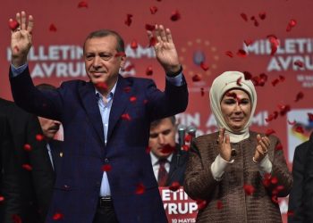 epa04741707 The Turkish President Recep Tayyip Erdogan and his wife Emine say goodbye to supporters after he delivered a speech at the exhibition hall in Karlsruhe,†Germany, 10 May 2015. According to organizers, 14,000 people have gathered for the event, with 3,000 waiting to be admitted to the venue. There are about 1.4 million Turks living in Germany who can vote in the June 7 elections, representing nearly half of all eligible voters residing abroad.  EPA/ULI†DECK