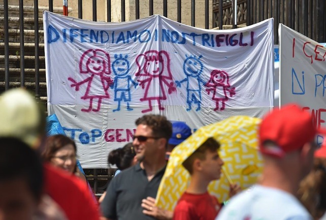 Un momento della manifestazione 'Difendiamo i nostri figli' contro il ddl Cirinnà, le unioni civili e quelle omosessuali a piazza San Giovanni, Roma, 20 giugno 2015. ANSA/ETTORE FERRARI