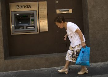 An elderly woman pass by an ATM machine in Madrid, Monday, June 29, 2015. Spain’s economy minister has said a Greek debt deal is still reachable before a deadline on the nation’s credit from the European Central Bank runs out at midnight Tuesday. Spain’s benchmark Ibex stock index slid nearly 4 percent Monday morning. (AP Photo/Andres Kudacki)