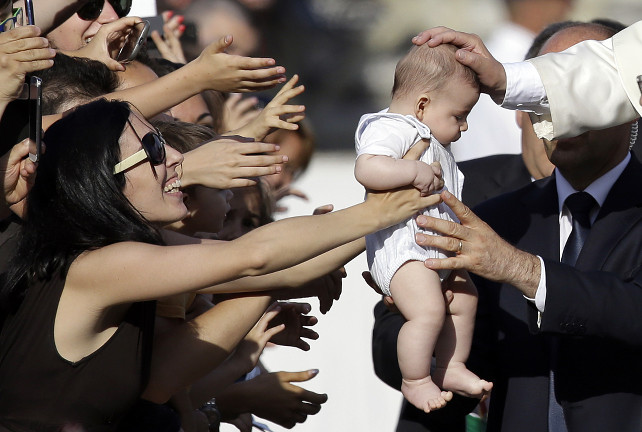 papa-francesco-genitori-figli-ansa-ap