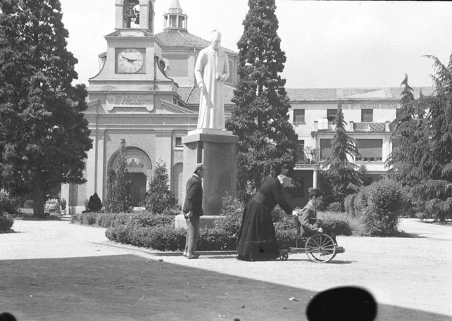 sacra-famiglia-cesano-boscone-1946-ansa