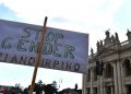Un momento della manifestazione 'Difendiamo i nostri figli' contro il ddl Cirinn‡, le unioni civili e quelle omosessuali a piazza San Giovanni, Roma, 20 giugno 2015. ANSA/ETTORE FERRARI