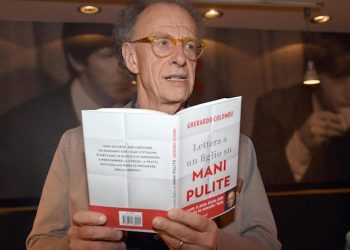 L'ex magistrato Gherardo Colombo in occasione della presentazione del suo libro "Lettera a un figlio su Mani Pulite", Milano, 13 aprile 2015. 
ANSA/DANIEL DAL ZENNNARO