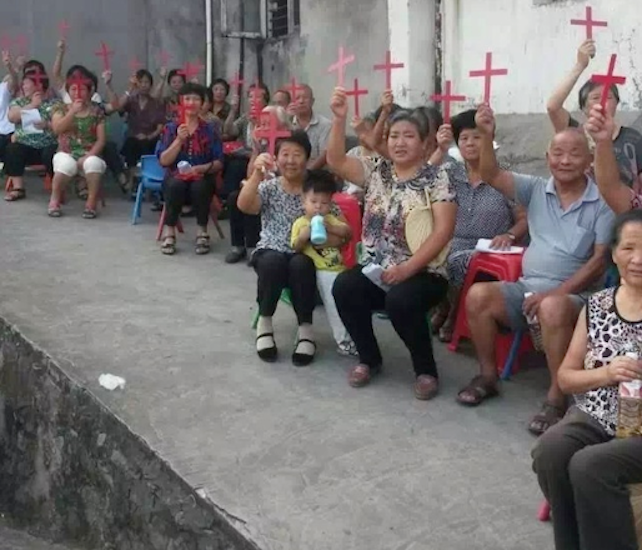 Cina, la persecuzione comunista ha unito Chiesa ufficiale e sotterranea: «Basta demolire le croci»