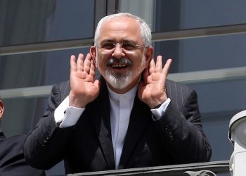 Iranian Foreign Minister Mohamad Javad Zarif talks to journalist from a balcony of the Palais Coburg  where closed-door nuclear talks with Iran take place in Vienna, Austria, Friday, July 10, 2015. (AP Photo/Ronald Zak)