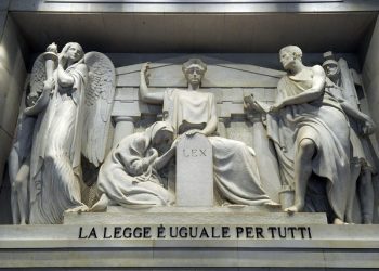 Iscrizione ''La legge e' uguale per tutti '' al tribunale di Milano, 28 gennaio 2012. ANSA/ GIUSEPPE ARESU