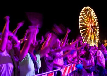 Una immagine della Molo Street parade che ha trasformato il porto di Rimini in una discoteca a cielo aperto, 30 giugno 2012.  ANSA / US COMUNE DI RIMINI - RICCARDO GALLINI  ++NO SALES EDITORIAL USE ONLY++