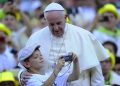 Papa Francesco con un bimbo che scatta una foto durante l'incontro con i partecipanti al Pellegrinaggio internazionale dei Ministranti che si tiene ogni cinque anni, in Piazza San Pietro, Citta del Vaticano, 4 agosto 2015. Si tratta di almeno novemila "chierichetti", di et‡ compresa tra i 14 e i 30 anni, provenienti da una ventina di Paesi tra i quali Francia, Italia, Portogallo, Svizzera, Ungheria, Serbia. 
Pope Francis with a child that makes a photo during the meeting with thousands of altar boys in St Peter's Square, Vatican City, 04 August 2015. At least 9,000 people aged 14 to 30 from some 20 countries including France, Italy, Portugal, Switzerland, Hungary and Serbia, are taking part in the international Servers Pilgrimage to Rome that is held every five years.
ANSA/ GIORGIO ONORATI