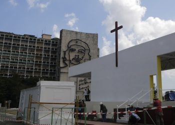 Workers prepare the altar where Pope Francis will celebrate Mass in Revolution Square in Havana, Cuba, Wednesday, Sept. 2, 2015, near a government building decorated with a sculpture of revolutionary hero Ernesto "Che" Guevara. Cuba's Catholic Church leaders maintain a fluid dialogue with the Cuban government and is willing to support the island in its transformation, according to Cardinal Jaime Ortega, who is preparing to welcome the pope to the island this month. Ortega spoke in an interview broadcast on Cuban TV on Tuesday night. The Mass is scheduled for Sept. 20. (AP Photo/Desmond Boylan)