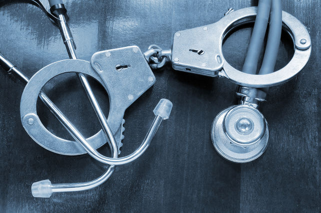 La paziente si impicca. E il medico che aveva detto no all’eutanasia finisce sotto accusa per “istigazione al suicidio”