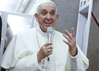 Pope Francis talks to journalists during a press conference he held while en route to Italy, Monday, Sept. 28, 2015.  Pope Francis returned to the Vatican Monday at the end of a 10-day trip to Cuba and the United States. (Tony Gentile/Pool Photo via AP)