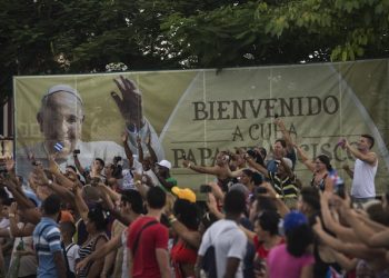 Papa Francesco arriva a Cuba, 19 settembre 2015. Il Papa Ë stato accolto all' aeroporto dell'Avana dal presidente cubano Raul Castro e dal cardinale Jaime Ortega, arcivescovo della capitale cubana. ANSA / L'OSSERVATORE ROMANO
+++ANSA PROVIDES ACCESS TO THIS HANDOUT PHOTO TO BE USED SOLELY TO ILLUSTRATE NEWS REPORTING OR COMMENTARY ON THE FACTS OR EVENTS DEPICTED IN THIS IMAGE; NO ARCHIVING; NO LICENSING+++