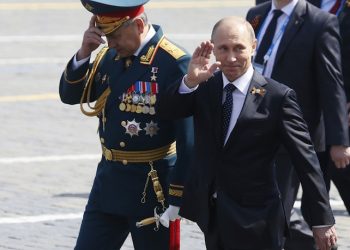epa04739622 Russian President Vladimir Putin (R) and Russian Defence Minister Sergei Shoigu (L) walk after the Victory Day military parade in the Red square in Moscow, Russia, 09 May 2015, prior to a wreath laying ceremony at the Tomb of the Unknown Soldier near the Kremlin wall. On May 09 Russia celebrates the 70th anniversary of the victory of the Soviet Union and its Allies over Nazi Germany in WWII.  EPA/SERGEI ILNITSKY