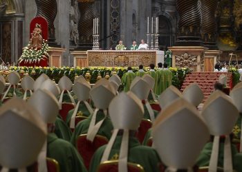 Papa Francesco durante la messa con i nuovi cardinali, Citta' del Vaticano, 15 febbraio 2015. 
ANSA/ OSSERVATORE ROMANO 
++HO - NO SALES EDITORIAL USE ONLY++