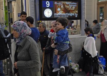 Solidariet‡ per i migranti anche a Budapest: nella stazione centrale affollata di persone in attesa di partire per Hegyeshalom, al confine con l'Austria, cittadini ungheresi offrono panini e cioccolata.