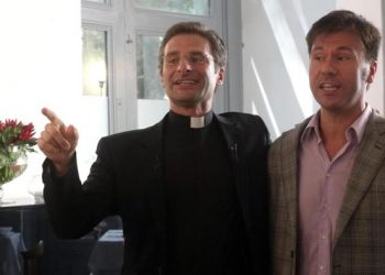 Monsignor Krysztof Charamsa, 43 anni, il teologo che ha fatto coming out  abbraccia Eduard il suo partner alla fine della conferenza stampa a Roma, 3 ottobre 2015. ANSA/ LUCIANO DEL CASTILLO