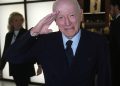 Il patron di Esselunga Bernardo Caprotti posa per i fotografi questa sera in occasione della sfilata con cui Giorgio Armani celebra i quarant'anni di passerelle della maison, 30 aprile 2015.
ANSA / MATTEO BAZZI