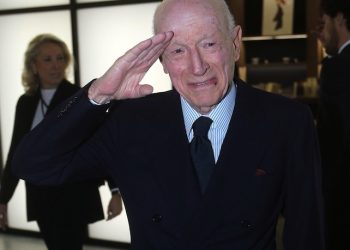 Il patron di Esselunga Bernardo Caprotti posa per i fotografi questa sera in occasione della sfilata con cui Giorgio Armani celebra i quarant'anni di passerelle della maison, 30 aprile 2015.
ANSA / MATTEO BAZZI