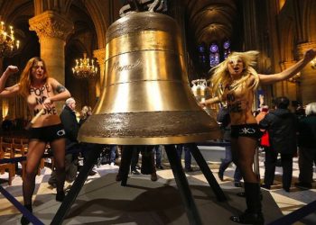Otto femministe del gruppo Femen 'festeggiano l'addio del Papa' a seno nudo  nella chiesa di Notre Dame a Parigi, l'11 febbraio 2013. ANSA/INTERNET/FACEBOOK