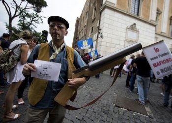 Un momento della manifestazione di protesta contro la giunta comunale del sindaco di Roma Ignazio Marino, 9 giugno 2015 a Roma. Momenti di tensione davanti l'ingresso del Campidoglio tra i vigili e i manifestanti in protesta al grido 'Dimissioni'. I lavoratori di Multiservizi e gli attivisti del M5s hanno cercato di entrare a Palazzo Senatorio ma gli Ë stato impedito l'accesso: le porte del Campidoglio sono state chiuse. A breve inizier‡ l' assemblea capitolina, che dovr‡ votare la surroga dei consiglieri decaduti dopo la seconda ondata di arresti di Mafia Capitale, l'ingresso a pubblico e giornalisti non Ë ancora consentito. ANSA/MASSIMO PERCOSSI