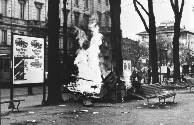 19790505-MILANO-Manifestazione contro la repressione, indetta da 'Lotta Continua' e da 'Rosso'. Nella foto alcuni cartelloni elettorali dati alle fiamme dai dimostranti in piazzale Baracca a Milano. ANSA ARCHIVIO/89885