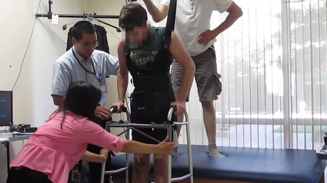 I 3,66 metri di Adam Fritz, paraplegico, che è tornato a camminare