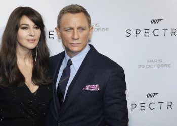 epa05002670 Cast members, British actor Daniel Craig (R) and Italian actress Monica Bellucci pose during the photocall of 'Spectre' at the Grand Rex cinema in Paris, France, 29 October 2015. The movie will be released in French theaters on 11 November.  EPA/IAN LANGSDON