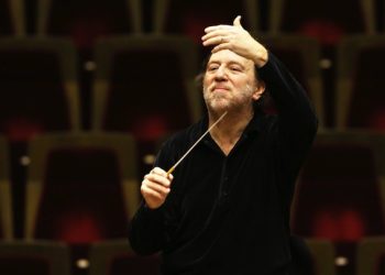 epa03590569 Italian conductor Riccardo Chailly rehearses with the Gewandhaus†Orchestra in Leipzig,†Germany, 19 February 2013. Chailly became music director of the Gewandhaus orchestra in 2005. He will turn 60 on 20 February.  EPA/JAN†WOITAS