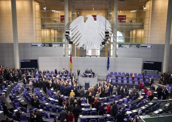 epa04978303 Members of the German parliaments vote on the planned asylum law reform in the German Bundestag in Berlin,†Germany, 15 October 2015. The main topic of the day is the debate on the refugee policy in Germany.  EPA/KAY NIETFELD