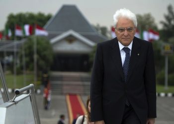 Il presidente della Repubblica Sergio Mattarella depone una corona al Cimitero degli Eroi, Giacarta, 10 novembre 2015. Ansa/Paolo Giandotti/Ufficio Stampa Quirinale ++ No sales, editorial use only ++