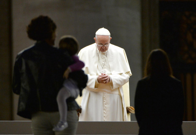 papa-francesco-preghiera-ansa