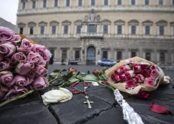 Fiori davanti l'ambasciata francese a Roma per le vittime dell'attentato terroristico a Parigi. Roma, 14 novembre 2015. ANSA/ANGELO CARCONI