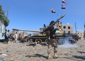 Tribal fighters prepare to take their positions on a street during fighting with Shiite rebels known as Houthis, in Taiz, Yemen, Monday, Nov. 16, 2015. (AP Photo/Abdulnasser Alseddik)