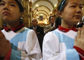 epa03517395 Chinese Catholics pray in the Xuanwumen Catholic Church during a Christmas Eve mass in Beijing, China 24 December 2012. Christians in China attend church masses as they prepare to celebrate the religious holiday to commemorate the birth of Christ.  EPA/HOW HWEE YOUNG