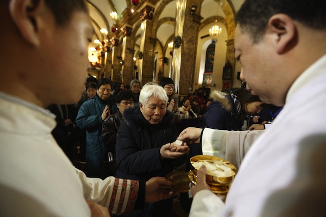 Cina. La messa all’aperto, di nascosto, tra i gabinetti: «Soffriamo come Gesù sulla croce»