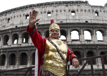 Saluto romano per Giuseppe Solitari, uno dei quattro sordomuti (figura storica) che si veste da Centurione al Colosseo, 13 aprile 2012, a Roma. ANSA/MASSIMO PERCOSSI