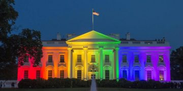 epa04820893 The North Portico of the White House is illuminated with rainbow colors in recognition of the Supreme Court decision regarding same-sex marriage, in Washington DC, USA, 26 June 2015. The Supreme Court ruled 5-4 that the Constitution gives same-sex couples the right to marry and that states may not reserve the right to only heterosexual couples.  EPA/MICHAEL REYNOLDS