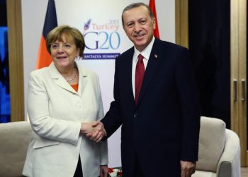 epa05028490 German Chancellor Angela Merkel (L) and Turkish President Recep Tayyip Erdogan shake hands during their bilateral meeting at the G20 Summit in Antalya, Turkey, 16 November 2015. In addition to discussions on the global economy, the G20 grouping of leading nations is set to focus on Syria during its summit this weekend, including the refugee crisis and the threat of terrorism.  EPA/KAYHAN OZER/POOL